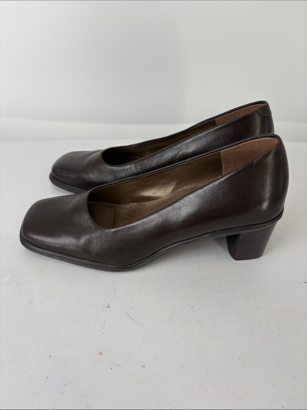 👞👞 Bandolino Brown Leather Low Block Heel Pumps